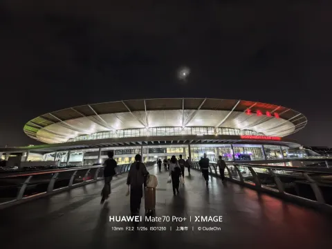 夜色下的上海南站
