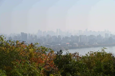 远山雾中湖城远景