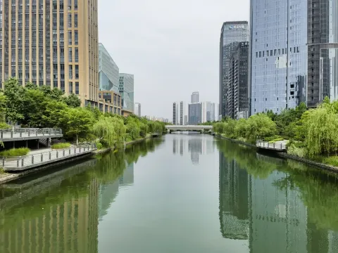 高楼间河道景色