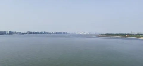 彭埠大桥东边的钱塘江景色