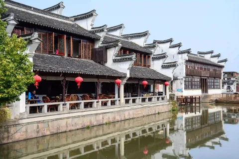 古镇小河两岸景色