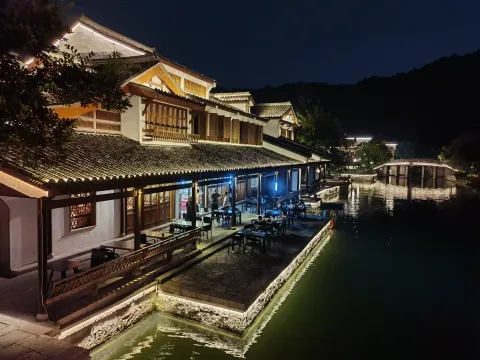 河边的夜景