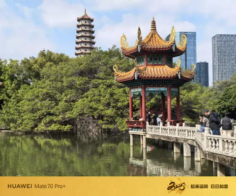 古亭掩映，古塔入云天