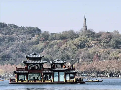 画舫遥对望保俶