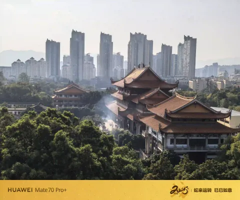古寺烟火与城市楼宇相映