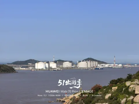 远眺远处LNG储罐群