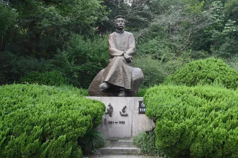 鲁迅塑像
