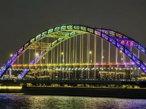 夜晚时分，多彩的复兴大桥