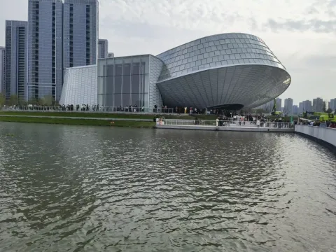流线造型现代建筑，余杭美术馆
