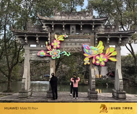 游人打卡花灯石坊