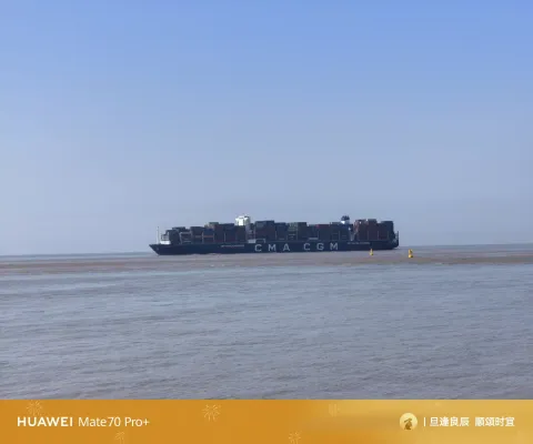 蔚蓝海面之上，满载集装箱的远洋货轮