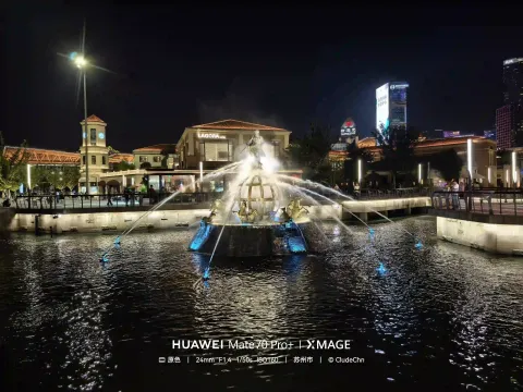 夜色里的水岸喷泉