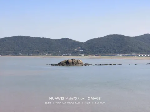静卧海面的礁石