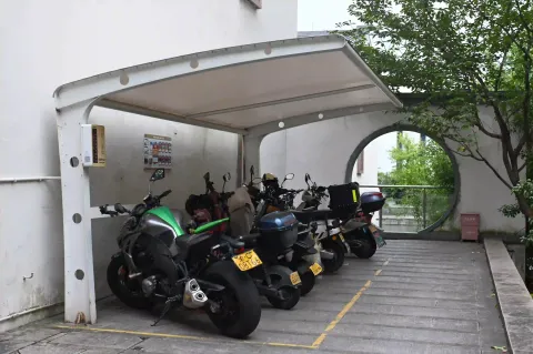停满机车的遮阳车棚