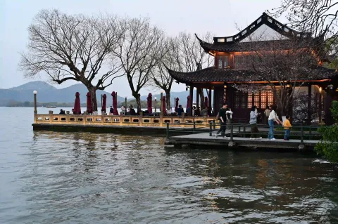 平湖秋月