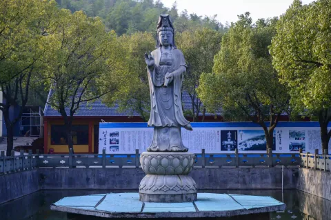 立于水面上的菩萨像