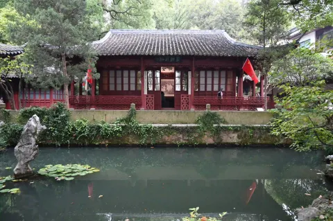 一池碧水映柏堂