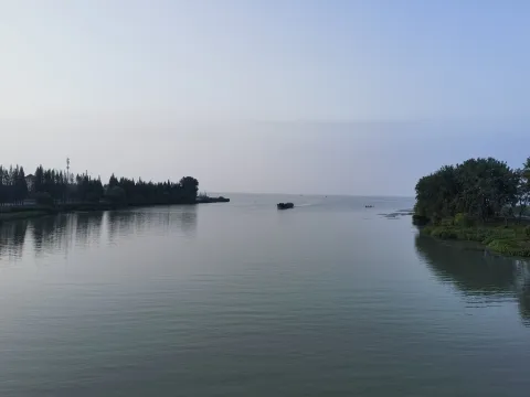 太湖驶来的货船