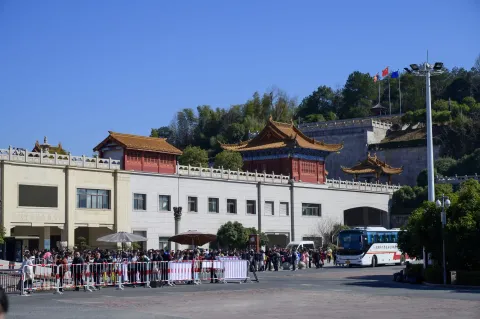 等候乘坐下山游览车