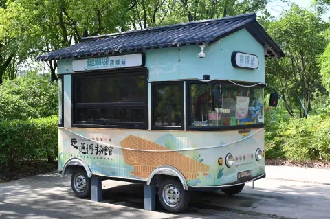 博物馆外停放的售卖小车