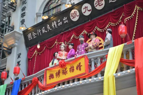 抛绣球表演