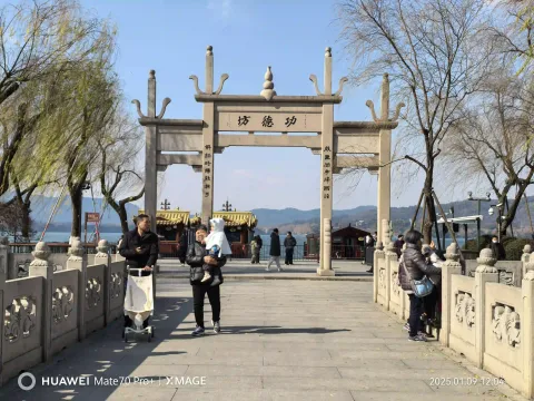 功德坊前，望西子湖