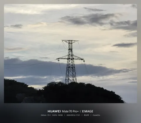 山林之上的高压电塔