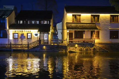 小河边的夜景