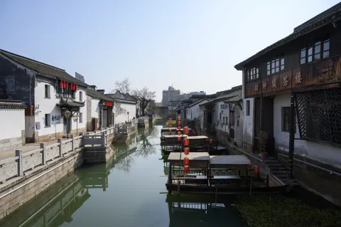 永安桥边漕渎河的景色