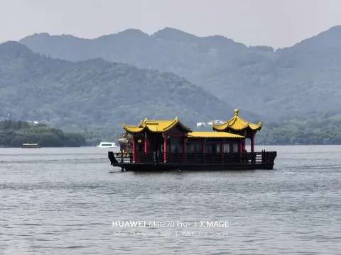 西湖上的仿古画舫