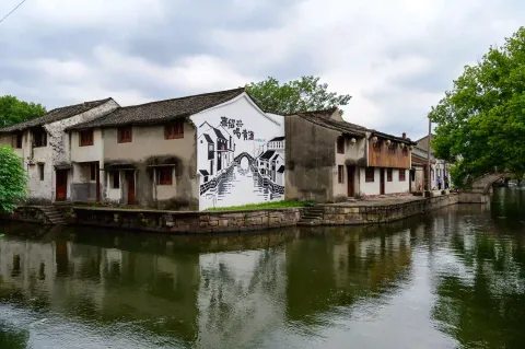 白墙壁画河道