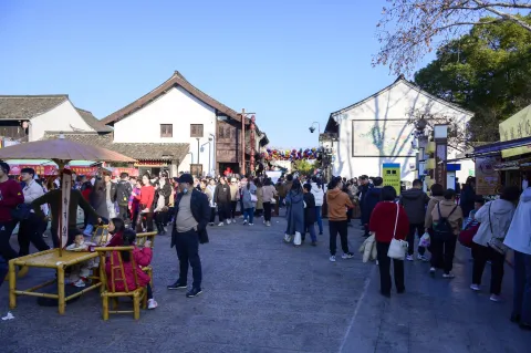 鲁迅故里步行街上的游人