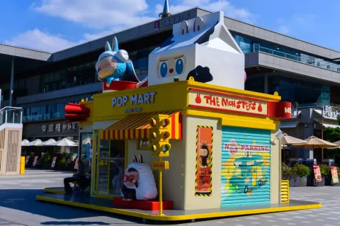 金鸡湖畔泡泡玛特Labubu快闪店