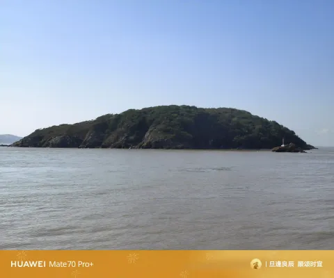 碧海之中，草木葱茏的海岛