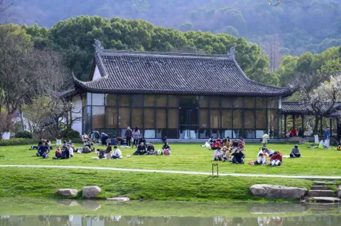 草坪上席地休息的游人