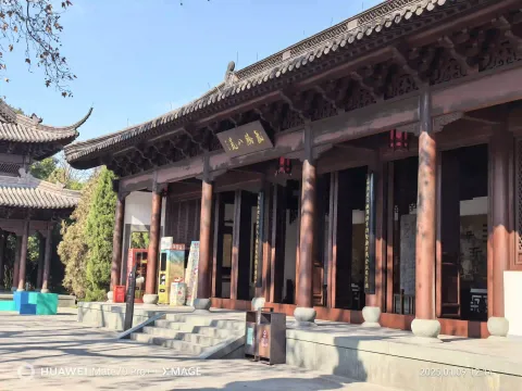 祠内殿阁气腾八荒