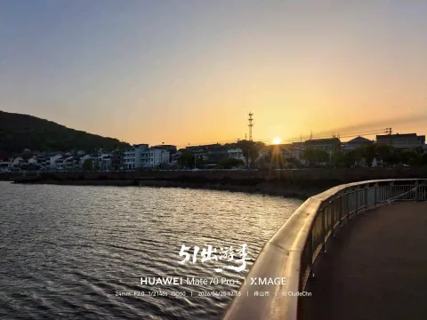 一湾落日染金波