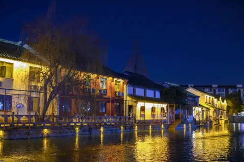 河对岸的夜景