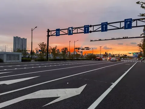 夕阳下道路的美景