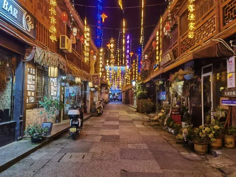 挂满诗句的街巷