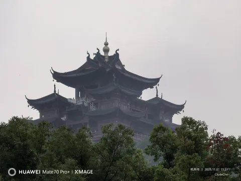 遥望山尖上的城隍阁