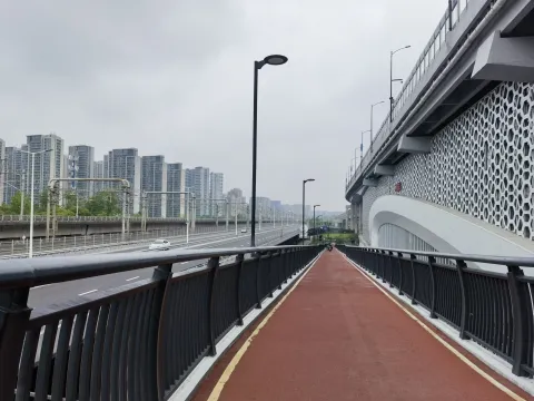 骑行道上坡