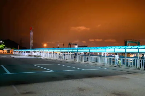 登船通道长廊夜景