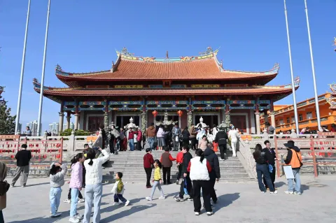 主殿前香火熙攘