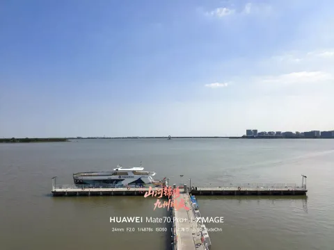 湖岸游船码头