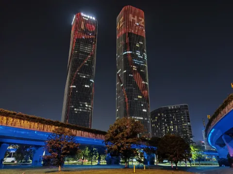 夜间的杭州智慧之门