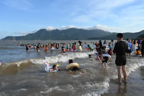 海水里玩的开心的小孩子