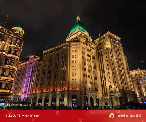灯火点亮下的外滩建筑