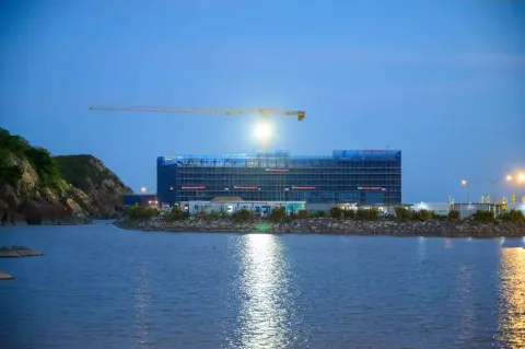 岸边在建建筑灯光
