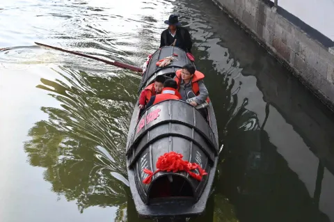 水乡乌篷船出行